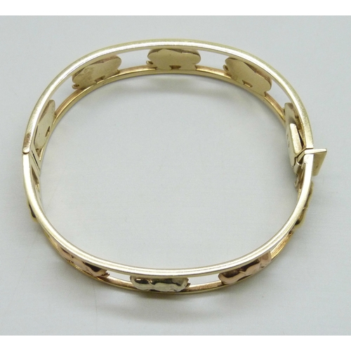 7054 - A 9ct gold Italian bangle with elephant design, 19.6g, 6 x 5.3cm