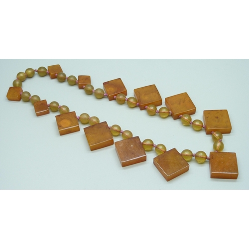7106 - An Art Deco possibly Bakelite necklace, 45.5cm