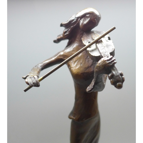 2009 - A bronze figure of a female violinist, Bernard Kim, signed B Kim, 27.5cm
