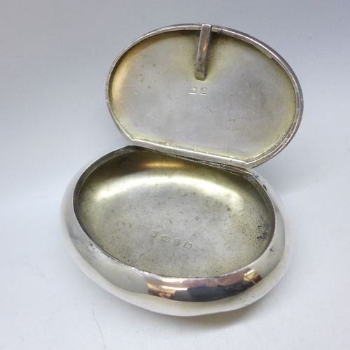 7284 - A Victorian silver snuff box, Birmingham, 1899, 98g, 8.7cm
