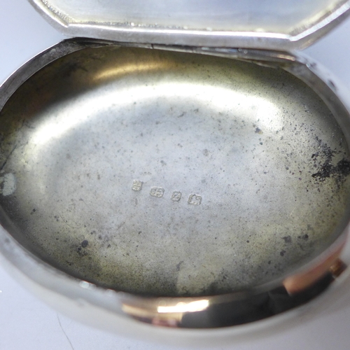 7284 - A Victorian silver snuff box, Birmingham, 1899, 98g, 8.7cm
