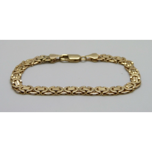 7062 - A 9ct gold chunky chain bracelet, 6mm wide links, 11.5g, 17.4cm
