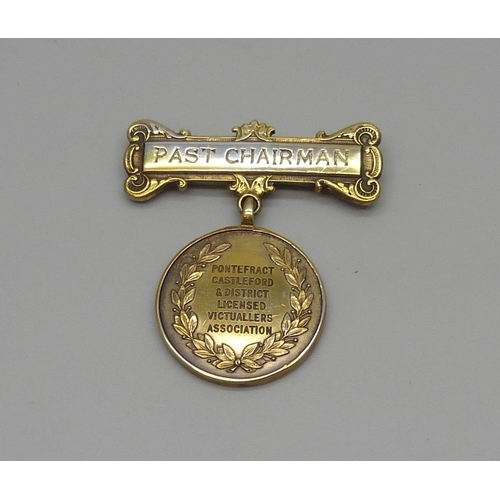 7067 - A silver gilt medallion on a silver bar, 22g, 4.5cm bar