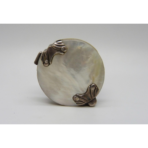 7070 - A white metal and mother of pearl eye glass, 3.9cm