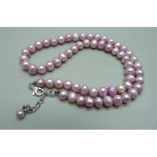 7071 - A pink pearl necklace with a silver clasp, 33g, 46cm full extension