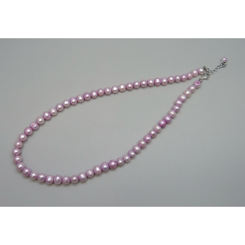 7071 - A pink pearl necklace with a silver clasp, 33g, 46cm full extension