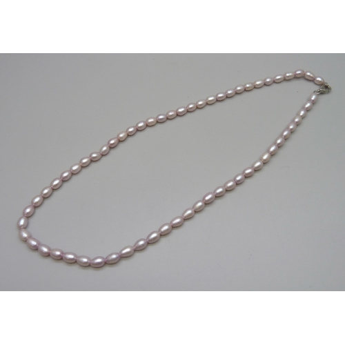 7072 - A pink pearl necklace with a silver clasp, 17g, 44.5cm