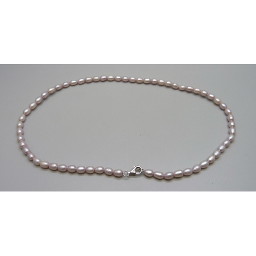 7072 - A pink pearl necklace with a silver clasp, 17g, 44.5cm