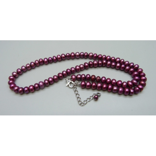 7073 - A dark pink pearl necklace with a silver clasp, 24g, 48cm full extension