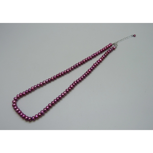 7073 - A dark pink pearl necklace with a silver clasp, 24g, 48cm full extension