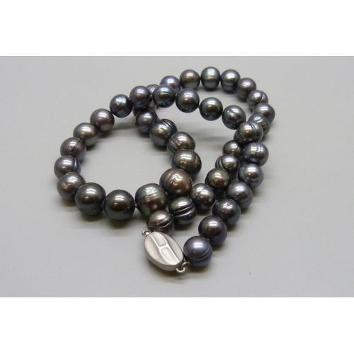 7075 - A Honora large pearl necklace with a silver clasp, metal mechanism, 65g, 45.5cm