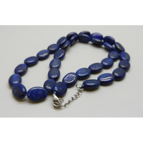 7076 - A lapis lazuli bead necklace with a silver clasp, 46g, 52cm