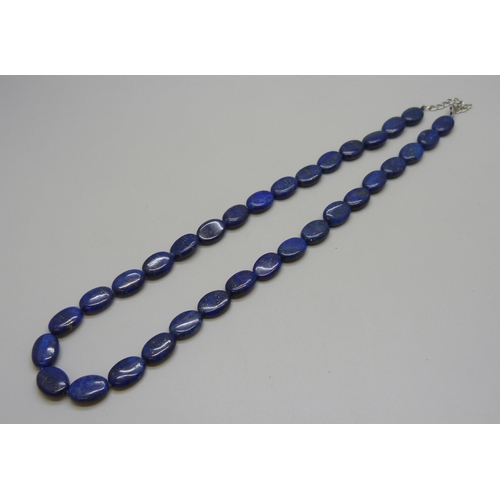 7076 - A lapis lazuli bead necklace with a silver clasp, 46g, 52cm