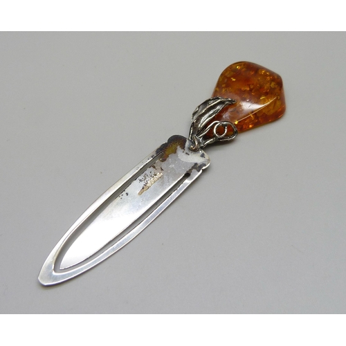 7077 - A silver and amber bookmark, 6g, 8.3cm