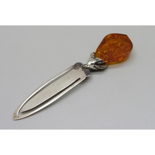 7077 - A silver and amber bookmark, 6g, 8.3cm