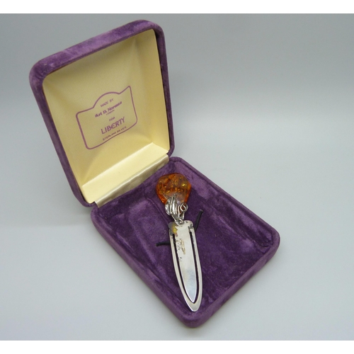 7077 - A silver and amber bookmark, 6g, 8.3cm