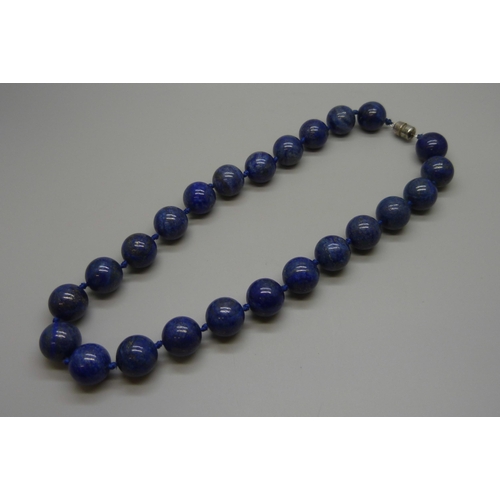 7081 - A statement large lapis lazuli bead necklace with a magnetic silver clasp, 235g, approximately 1.7cm... 