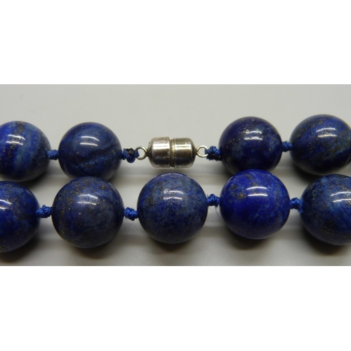 7081 - A statement large lapis lazuli bead necklace with a magnetic silver clasp, 235g, approximately 1.7cm... 