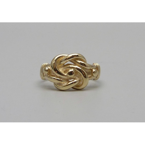 7084 - A 9ct gold knot design ring, 5.7g, P/Q