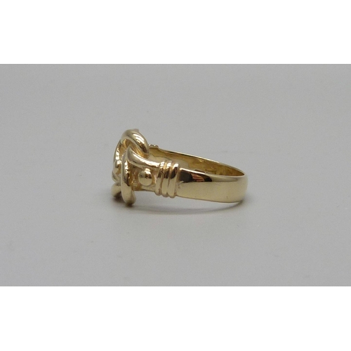 7084 - A 9ct gold knot design ring, 5.7g, P/Q