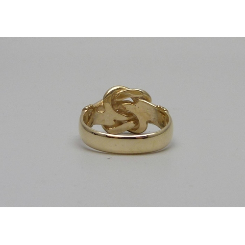 7084 - A 9ct gold knot design ring, 5.7g, P/Q