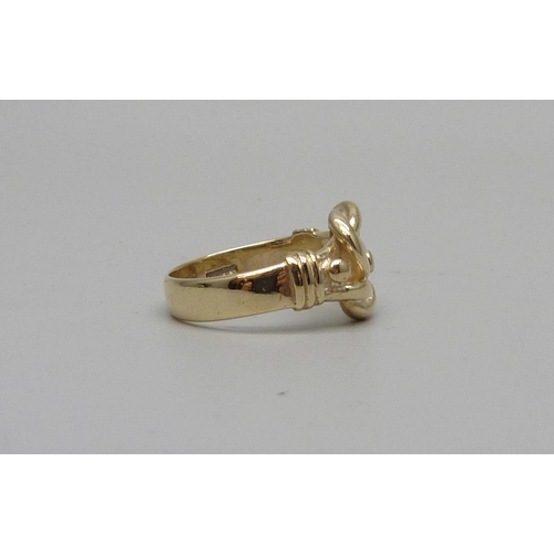 7084 - A 9ct gold knot design ring, 5.7g, P/Q