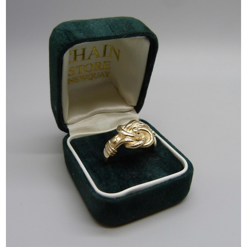 7084 - A 9ct gold knot design ring, 5.7g, P/Q