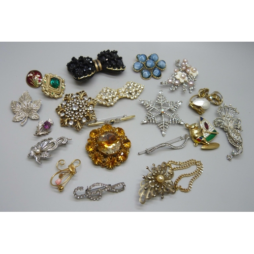 7085 - A collection of costume brooches, signed examples including Kirks Folly, etc.