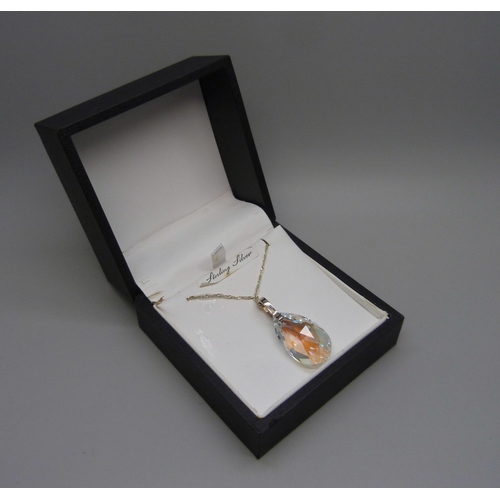 7086 - An aurora borealis style pendant on a silver chain, 3.8cm including bail
