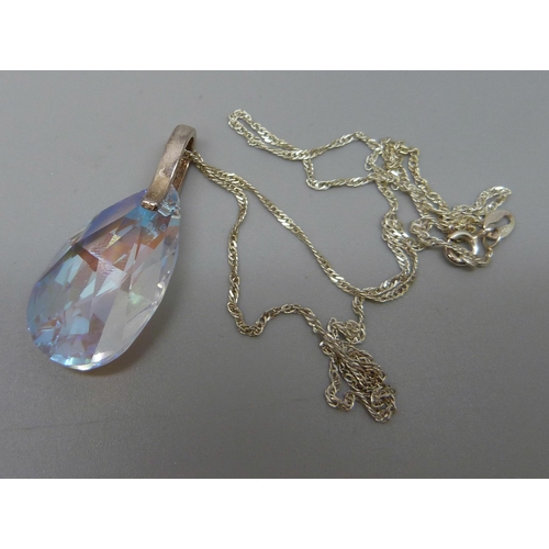 7086 - An aurora borealis style pendant on a silver chain, 3.8cm including bail