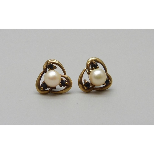 7087 - A pair of 9ct gold, pearl and sapphire earrings, unmatched 9ct gold butterflies, 1.6g