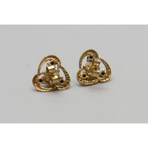 7087 - A pair of 9ct gold, pearl and sapphire earrings, unmatched 9ct gold butterflies, 1.6g