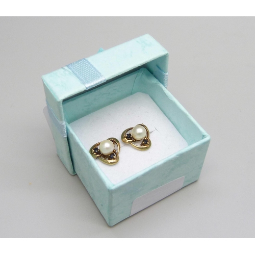 7087 - A pair of 9ct gold, pearl and sapphire earrings, unmatched 9ct gold butterflies, 1.6g