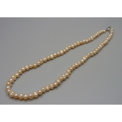7089 - A TGGC pearl necklace with a silver clasp, 36g, 45.5cm