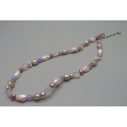 7091 - A pearl, rose quartz and purple jade/jadeite necklace with a silver clasp, 32g, 50cm
