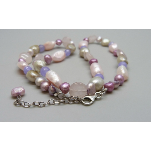 7091 - A pearl, rose quartz and purple jade/jadeite necklace with a silver clasp, 32g, 50cm