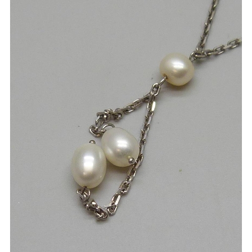 7094 - A silver drop design pearl necklace, 40cm
