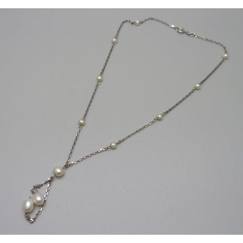 7094 - A silver drop design pearl necklace, 40cm
