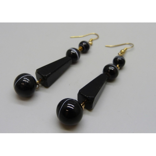 7095 - A pair of banded agate drop earrings, 7.3cm including hook