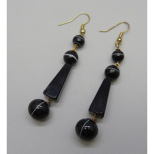 7095 - A pair of banded agate drop earrings, 7.3cm including hook