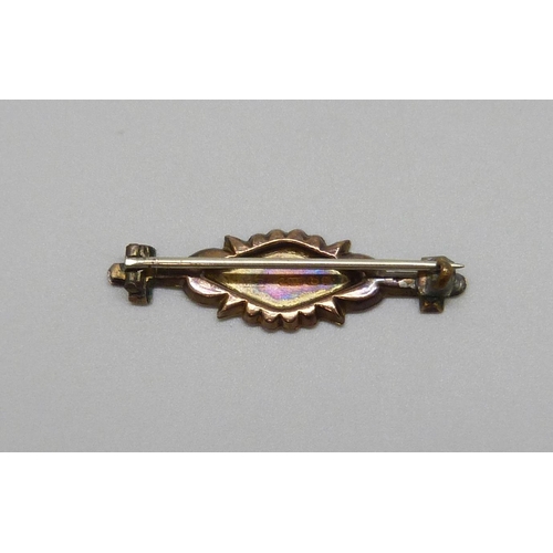 7098 - A Victorian 9ct gold brooch, 3.8cm, 2g