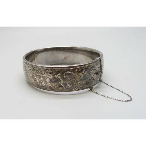 7099 - An engraved silver bangle, 44g, 6 x 5.5cm