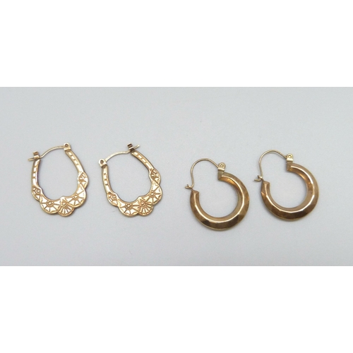 7101 - Two pairs of yellow metal hoop earrings, 2g