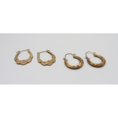 7101 - Two pairs of yellow metal hoop earrings, 2g