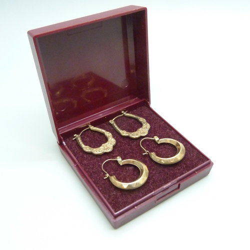 7101 - Two pairs of yellow metal hoop earrings, 2g