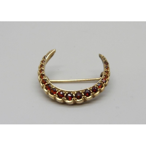 7107 - A 9ct gold crescent brooch set with garnets, 3g, 2.6cm