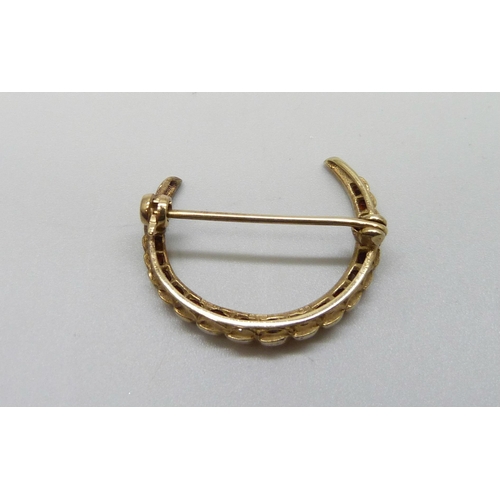 7107 - A 9ct gold crescent brooch set with garnets, 3g, 2.6cm