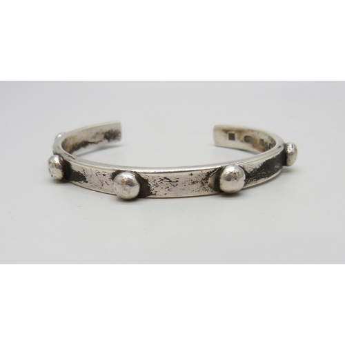 7108 - A silver stud design bangle, hallmarked, 30g, 5.7 x 4.2cm