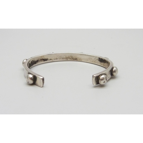 7108 - A silver stud design bangle, hallmarked, 30g, 5.7 x 4.2cm