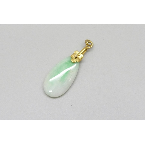 7111 - A jade/jadeite pendant, 3.6cm including bail